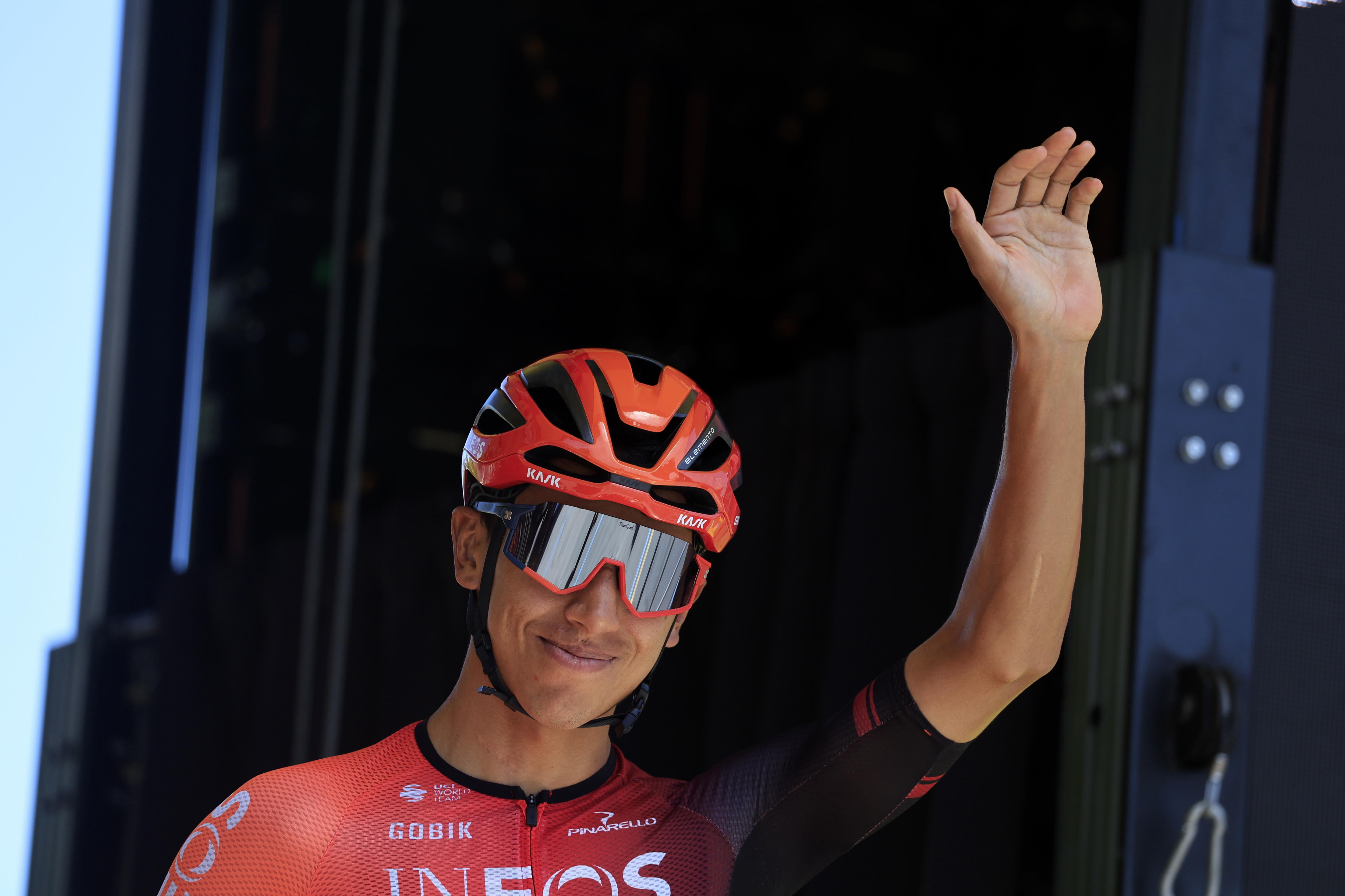 Pinerolo (Italy), 02/07/2024.- Colombian rider Egan Bernal of INEOS Grenadiers waves to the crowd ahead of the start of the fourth stage of the 2024 Tour de France cycling race over 139km from Pinerolo to Valloire, 02 July 2024. (Ciclismo, Francia, Italia) EFE/EPA/GUILLAUME HORCAJUELO