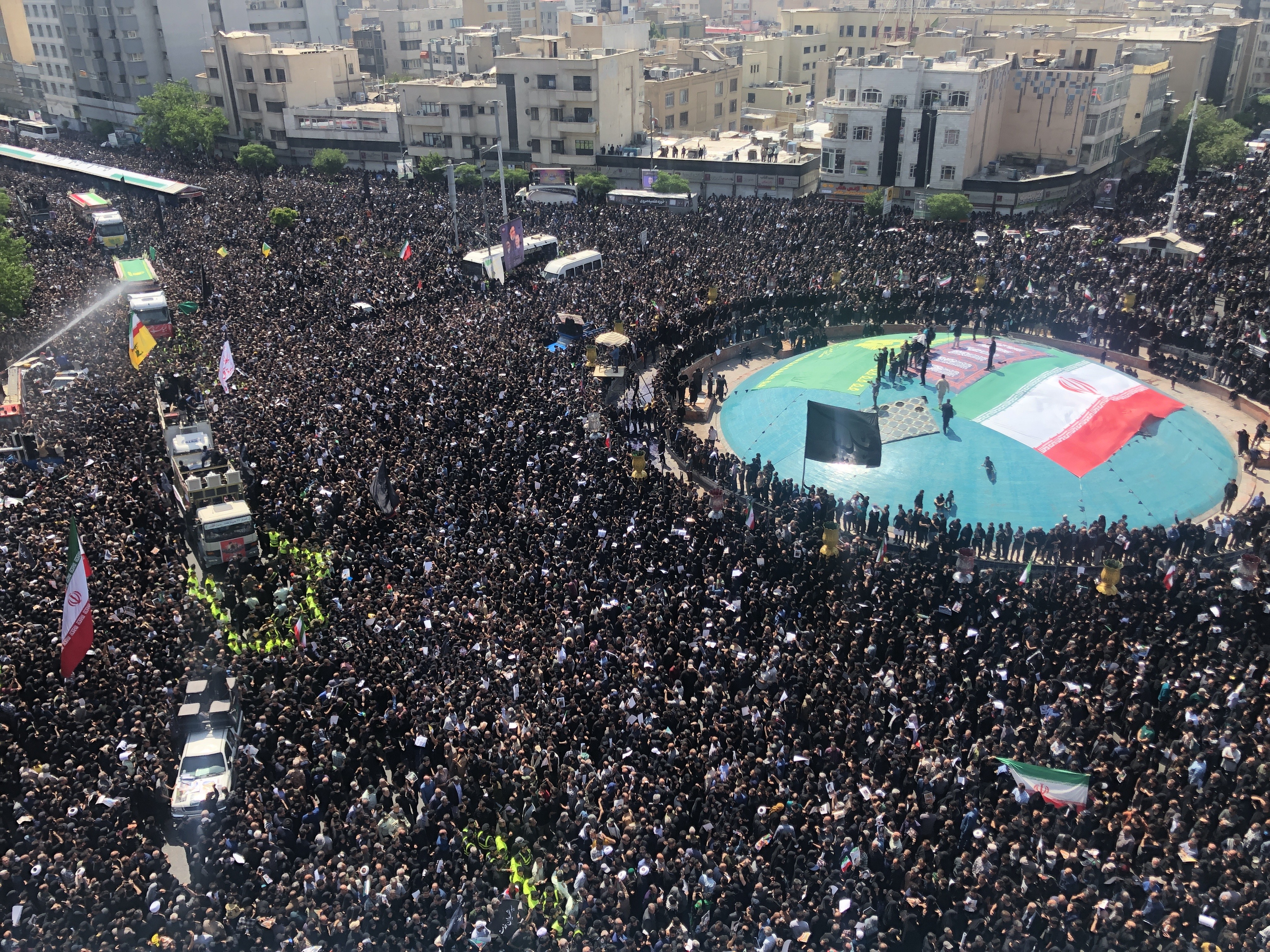 Irán: miles de personas asisten al funeral del presidente iraní en Teherán