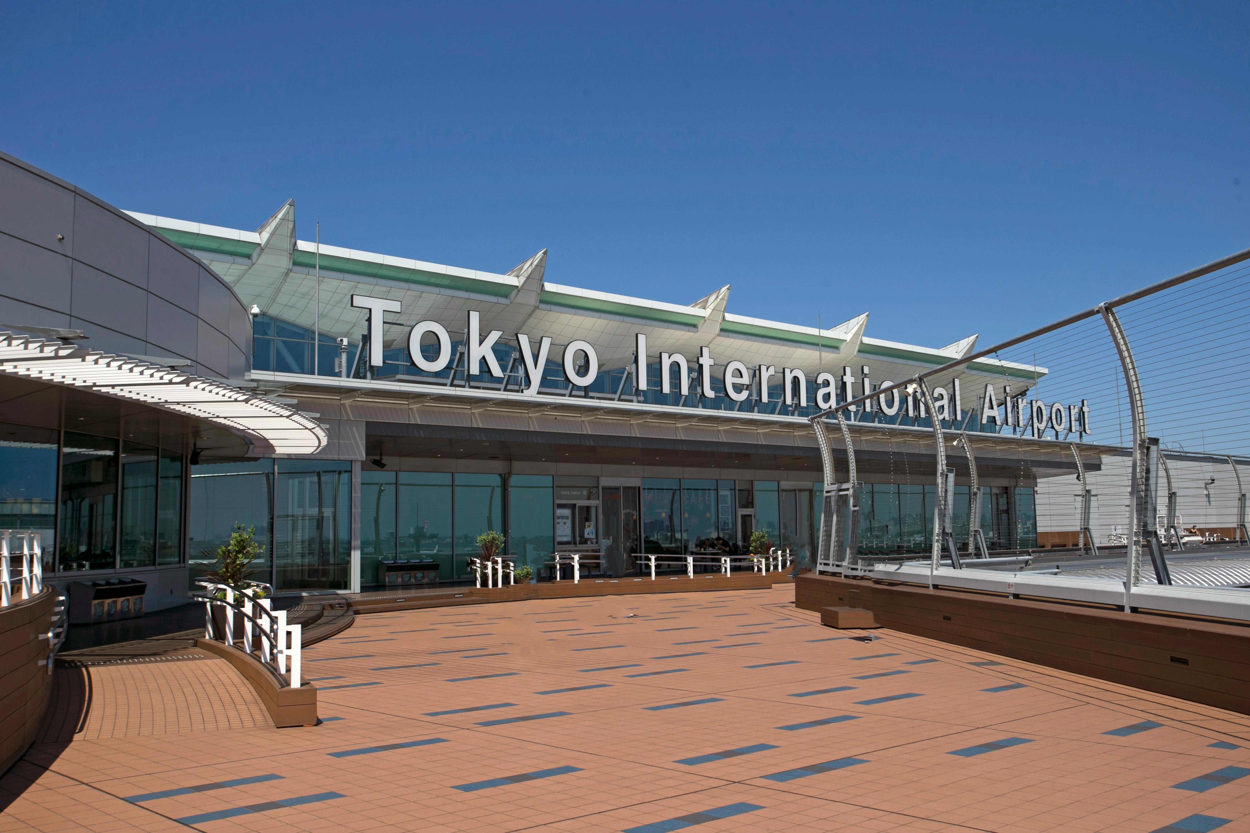 El aeropuerto de Haneda, uno de los principales de Tokio y uno de los más transitados del mundo, concentra la mayoría de vuelos nacionales de Japón y un creciente número de rutas internacionales. Base de aerolíneas como Japan Airlines y All Nippon Airways, destaca por sus modernas instalaciones, eficiencia y amplia oferta de servicios, que incluyen zonas comerciales temáticas como Edo Alley, espacios de ocio, gastronomía y alojamiento dentro de sus terminales. Además, cuenta con excelentes conexiones en tren, monorraíl y autobús, lo que facilita el acceso al centro de la ciudad en pocos minutos.