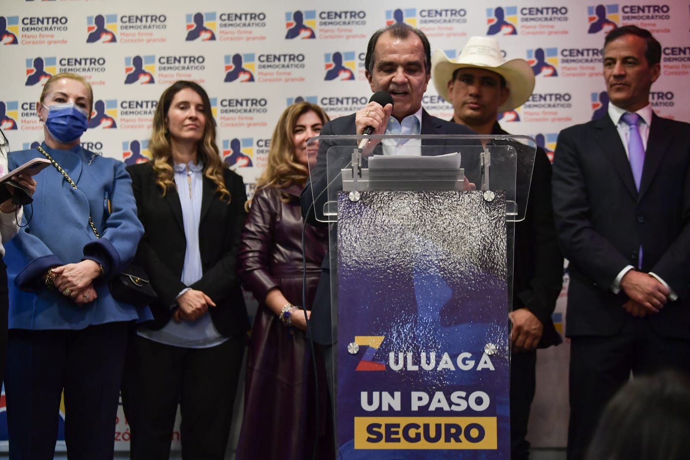 Zuluaga venció a Cabal con el 43 % de los apoyos de los encuestados