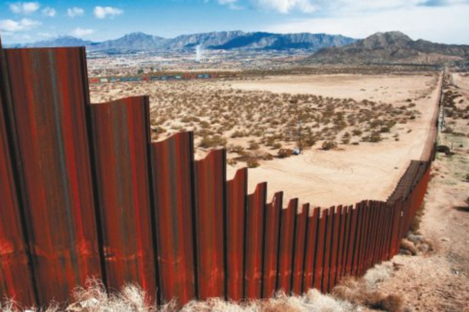 La línea fronteriza entre el estado de Texas (EE.UU., izq.) con Ciudad Juárez (México, der,). / EFE