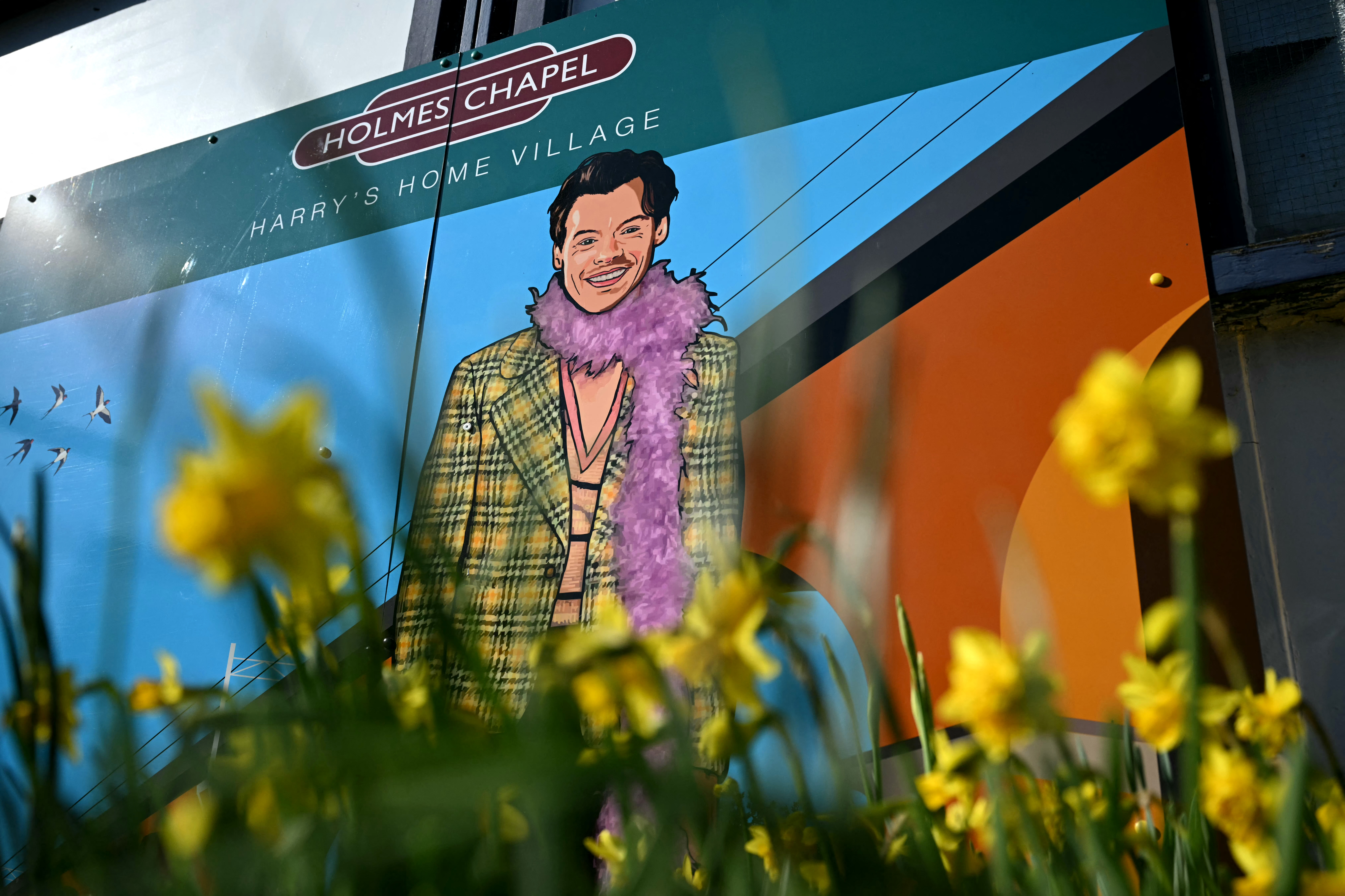 Hoy Holmes Chapel ya no se recorre solo como un pueblo inglés bonito, sino como un mapa emocional para miles de fans: una ruta hecha de estación, mural, panadería y viaducto, donde la vida cotidiana del lugar terminó cruzándose con la historia de una estrella global.