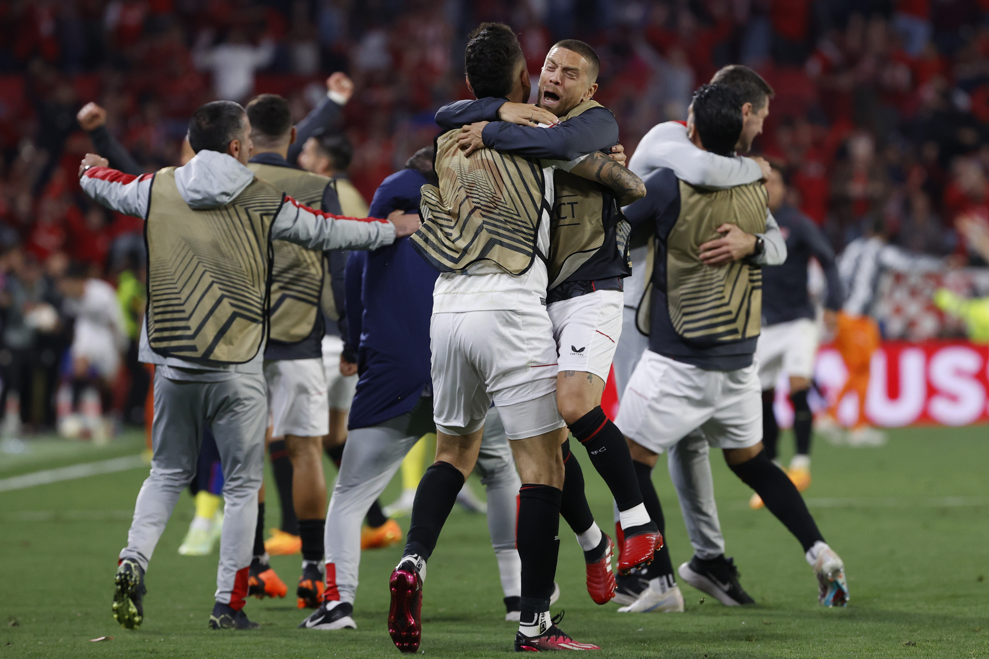 SEVILLA, 18/05/2023.- Los suplentes del Sevilla celebran el 2-1 ante el Juventus, durante el partido de vuelta de las semifinales de la Liga Europa de fútbol que Sevilla FC y Juventus juegan este jueves en el estadio Ramón Sánchez-Pizjuán, en Sevilla. EFE/Julio Muñoz