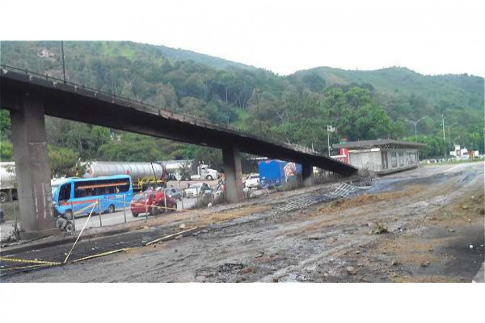 Emergencia ambiental en Bucaramanga por derrame de ACPM en quebrada