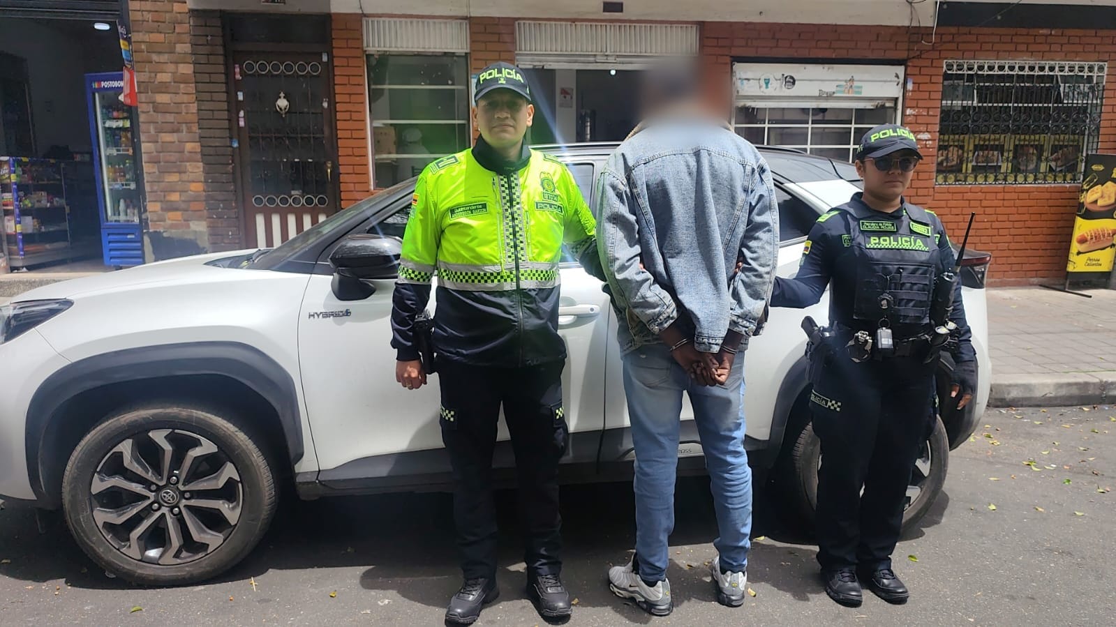 Robaron a conductor y lo abandonaron atado de pies y manos en zona rural: Policía lo rescató