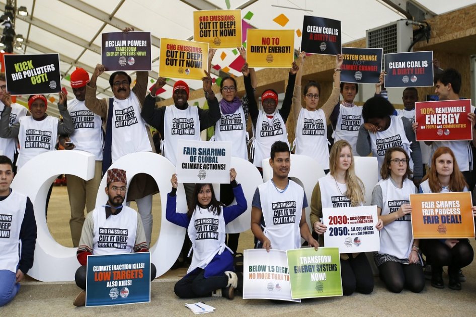 Manifestantes protestan en la cumbre del clima en Le Bourget a las afueras de París. / EFE