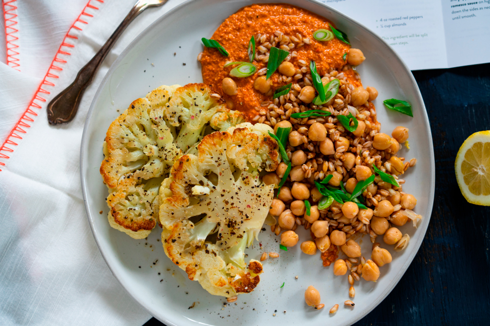 Receta de coliflor con salsa holandesa y garbanzos crocantes y picantes