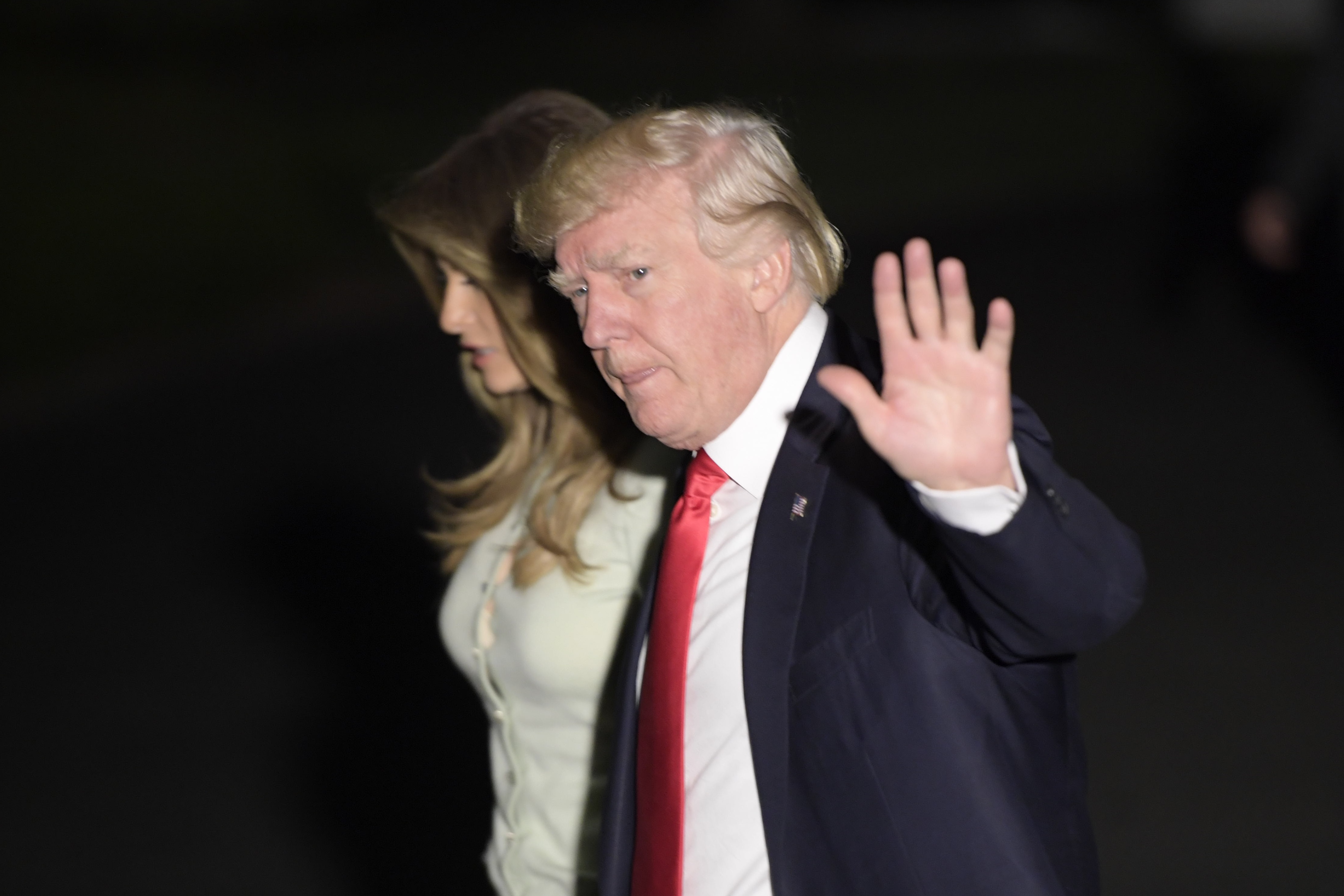 Trump acude a las "fake news" para desestimar revelaciones sobre vínculos con Rusia