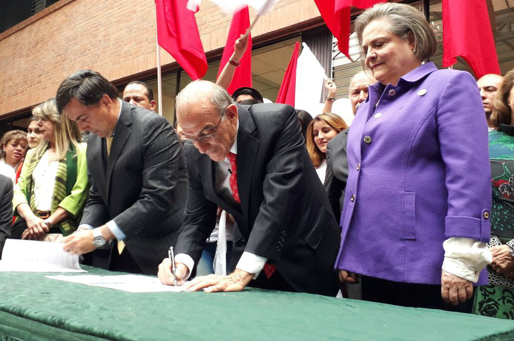 Humberto de la Calle inscribe oficialmente su candidatura a la Presidencia