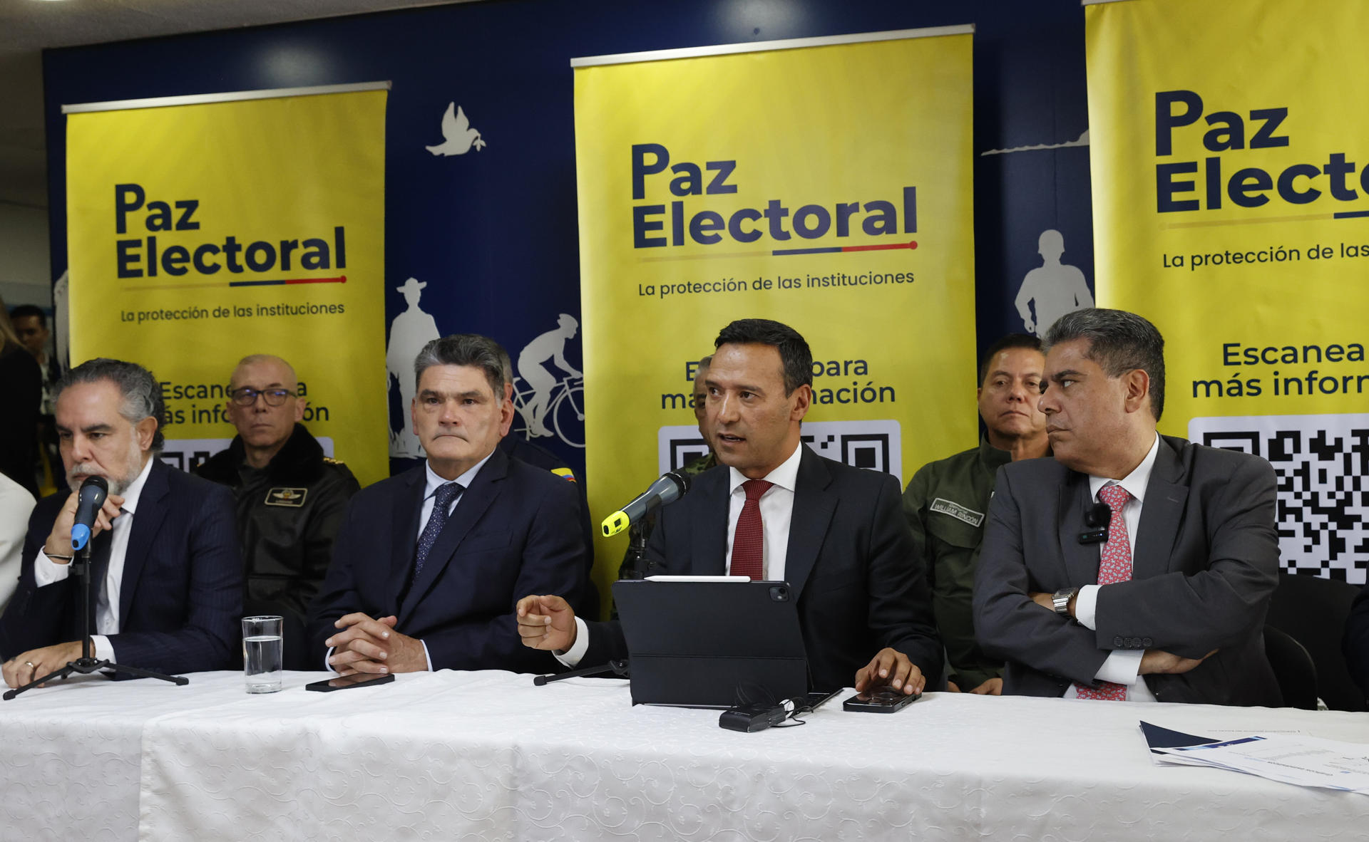AME1112. BOGOTÁ (COLOMBIA), 06/03/2026.- Fotografía del 25 de febrero de 2026 que muestra al ministro de Defensa de Colombia, Pedro Sánchez (2d); al Contralor General de la República, Carlos Hernán Rodríguez (d); al ministro del Interior Armando Benedetti (i) y el procurador General de la Nación, Gregorio Eljach (2i) hablando durante una rueda de prensa en Bogotá (Colombia). Colombia llega a las elecciones legislativas del 8 de marzo con un escenario de seguridad desafiante por el aumento de los ataques armados y del número de municipios en riesgo electoral extremo, lo que plantea un retroceso a los niveles de violencia e inseguridad de los comicios de 2018. EFE/ Mauricio Dueñas Castañeda