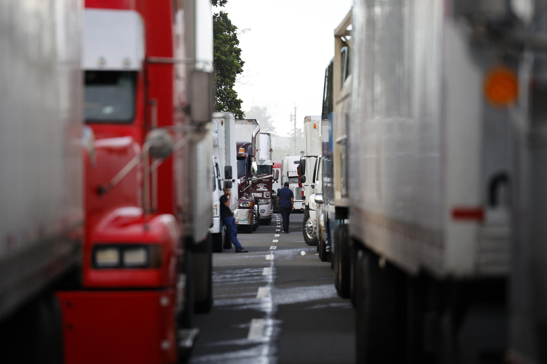 AME7433. VIGUÍ (PANAMÁ), 14/05/2025.- Camioneros esperan que las vías sean desbloqueadas este miércoles, durante una protesta en Viguí Veraguas (Panamá). EFE/ Bienvenido Velasco
