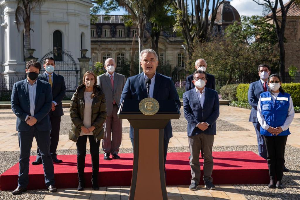 Iván Duque y el equipo del plan de vacunación.