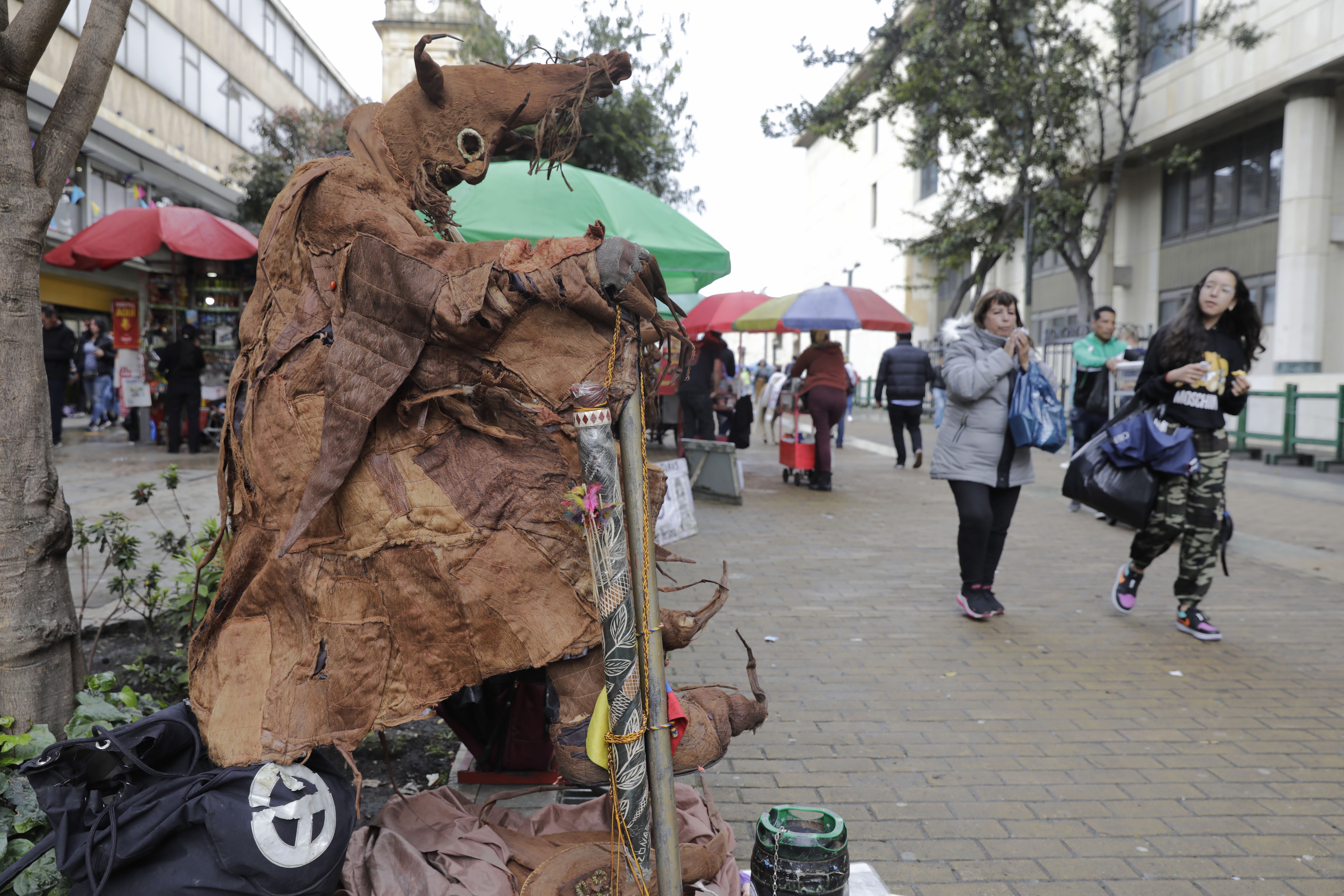 -FOTODELDÍA- BOG400. BOGOTÁ (COLOMBIA), 10/07/2022.- Fotografía fechada el 8 de julio de 2022 que muestra al artista Luis Tellez mientras trabaja como estatua humana en las calles de Bogotá (Colombia). Músicos, estatuas humanas, escultores y pintores, entre otros, se han adueñado de las calles del centro de Bogotá para demostrar que el arte es de todos y para dignificar los trabajos que llenan de vida las arterias de la ciudad desde un programa que busca visibilizar y darles el respeto que merecen. EFE/ Carlos Ortega