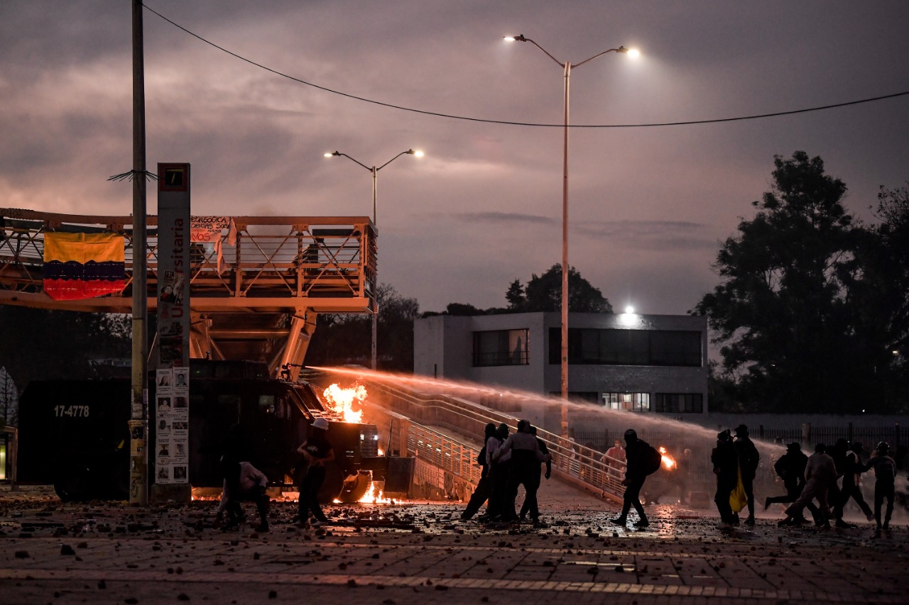 La Policía denunció el uso de bombas molotov, artefactos explosivos y machetes por parte de los manifestantes.