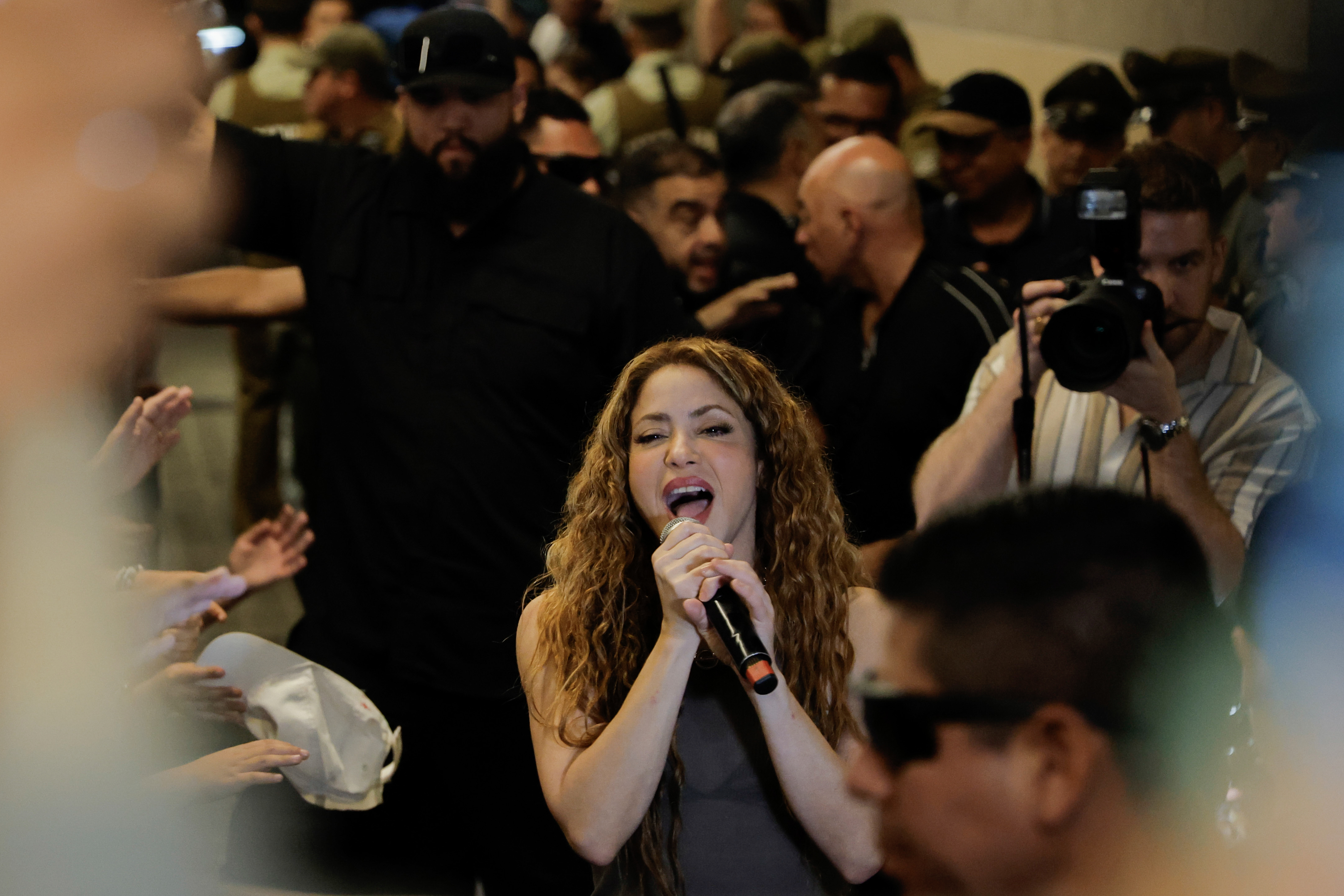 Shakira canta una canción a sus fans en la puerta del hotel antes de abandonar Chile