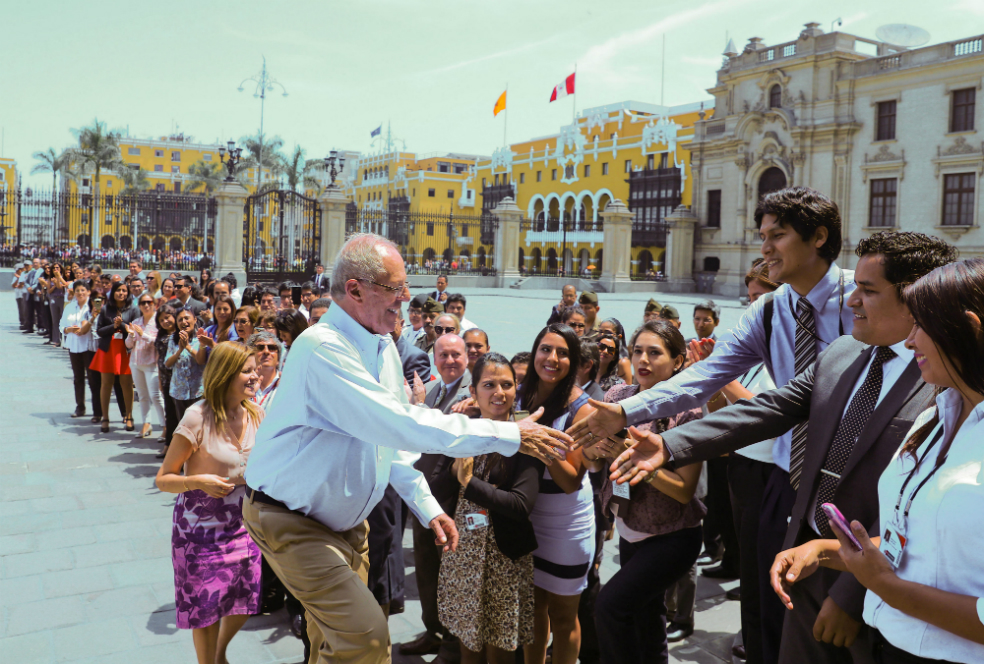 Aumento del salario mínimo, el último regalo de Kuczynski