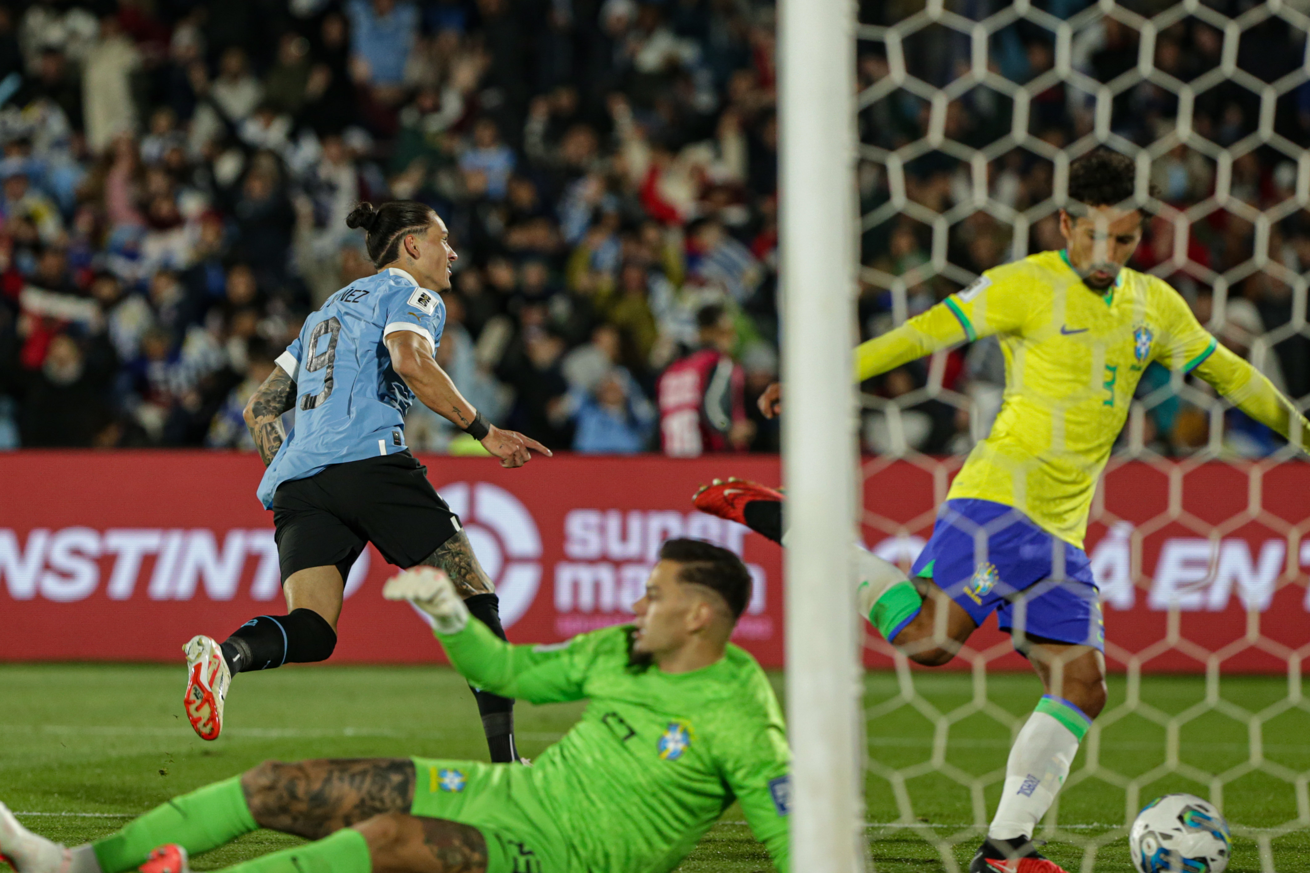 AME8251. MONTEVIDEO (URUGUAY), 17/10/2023.- Darwin Núñez (i) de Uruguay celebra un gol hoy, en un partido de las Eliminatorias Sudamericanas para la Copa Mundial de Fútbol 2026 entre Uruguay y Brasil en el estadio Centenario, en Montevideo (Uruguay). EFE/Gaston Britos
