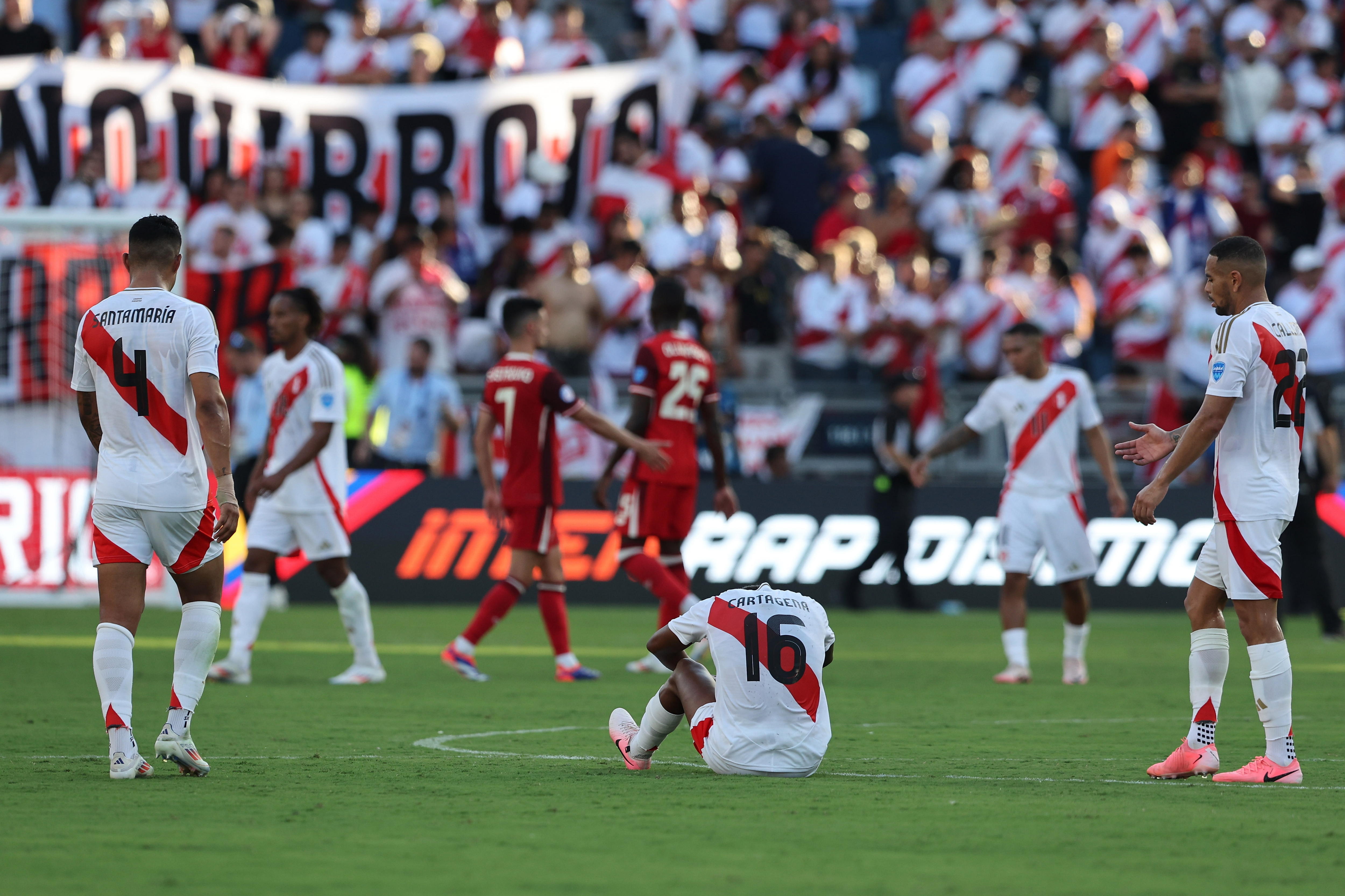 Kansas City (United States), 25/06/2024.- Peru midfielder Wilder Cartagena (C) reacts after Canada defeated Peru during the CONMEBOL Copa America 2024 group A match between Peru and Canada, in Kansas City, Kansas, USA, 25 June 2024. EFE/EPA/WILLIAM PURNELL