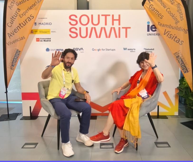 Edwin Bohórquez Aya y María Benjumea, durante la conversación en Madrid, España.