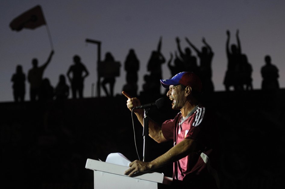 Gobierno venezolano es capaz de suspender legislativas, denuncia Henrique Capriles