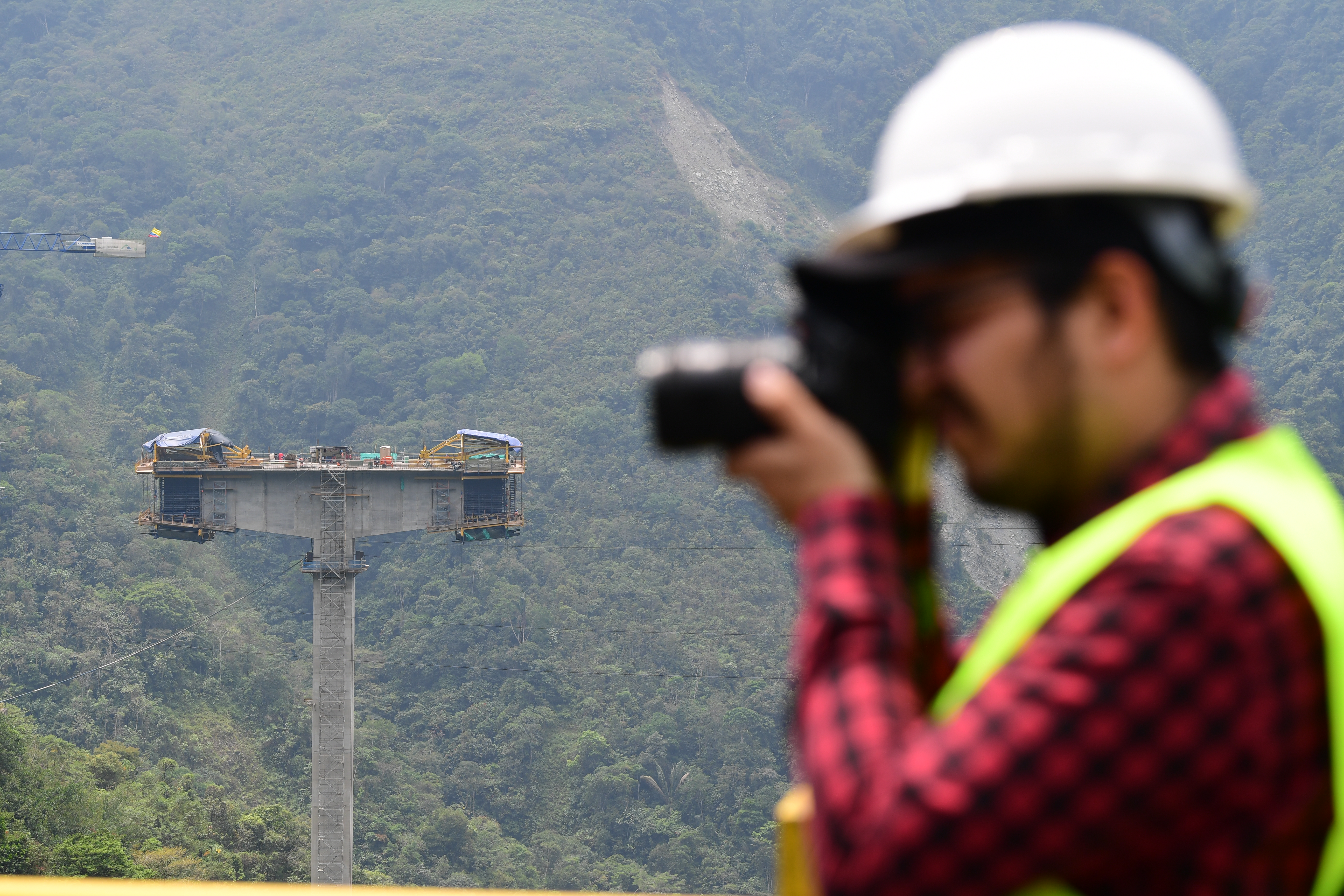 Obras del Puente Chirajara,  vía Bogotá - Villavicendio.