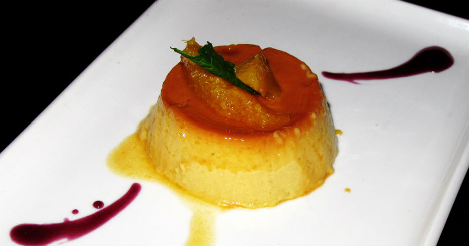 Flan de coco con frutas y salsa de agraz