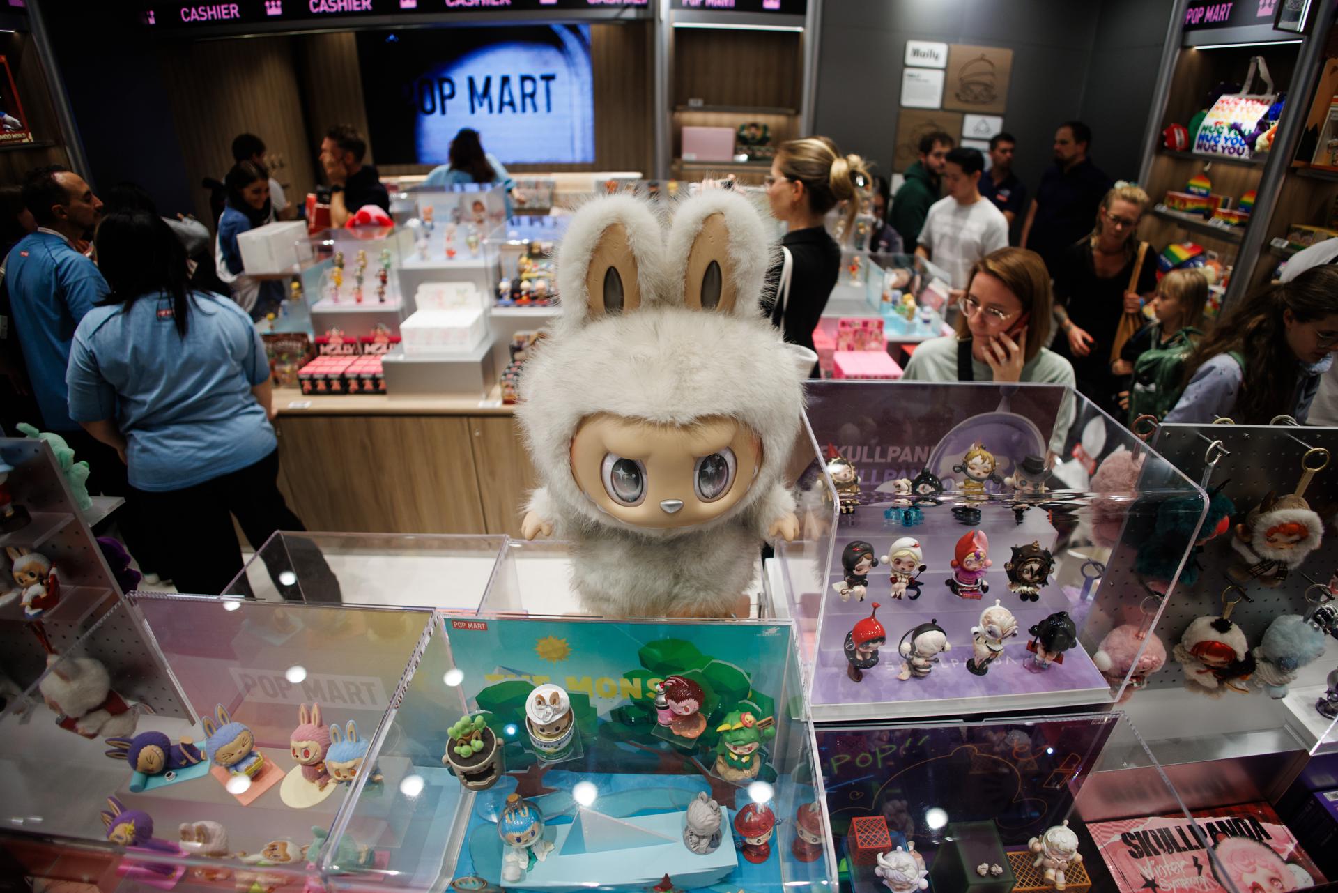 Berlin (Germany), 25/07/2025.- Custormers walk in the first Pop Mart store selling Labubu toys in Berlin, Germany, 25 July 2025. Labubus are collectible plush toys and characters in the series 'The Monsters.' (Alemania) EFE/EPA/CLEMENS BILAN