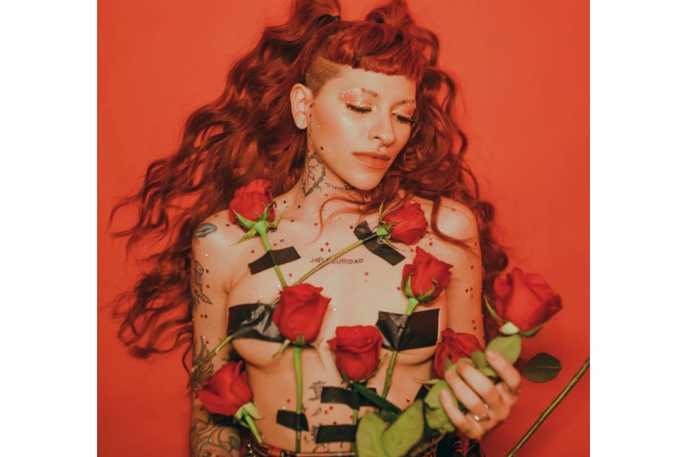 Cazzu abandona el trap por el R&B feminista y la poesía de Alfonsina Storni