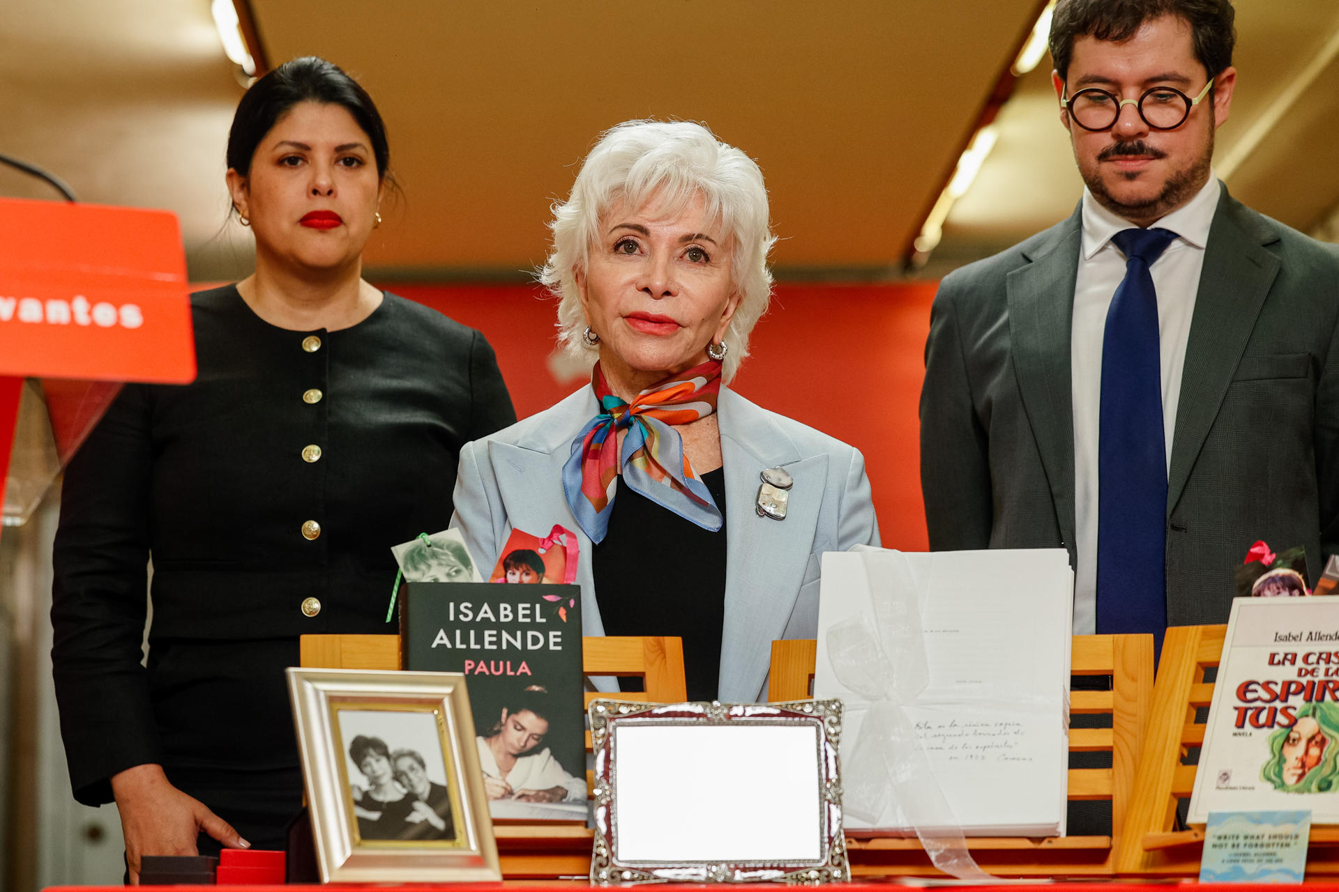 Isabel Allende deja un manuscrito de ‘La casa de los espíritus’ en la Caja de las Letras