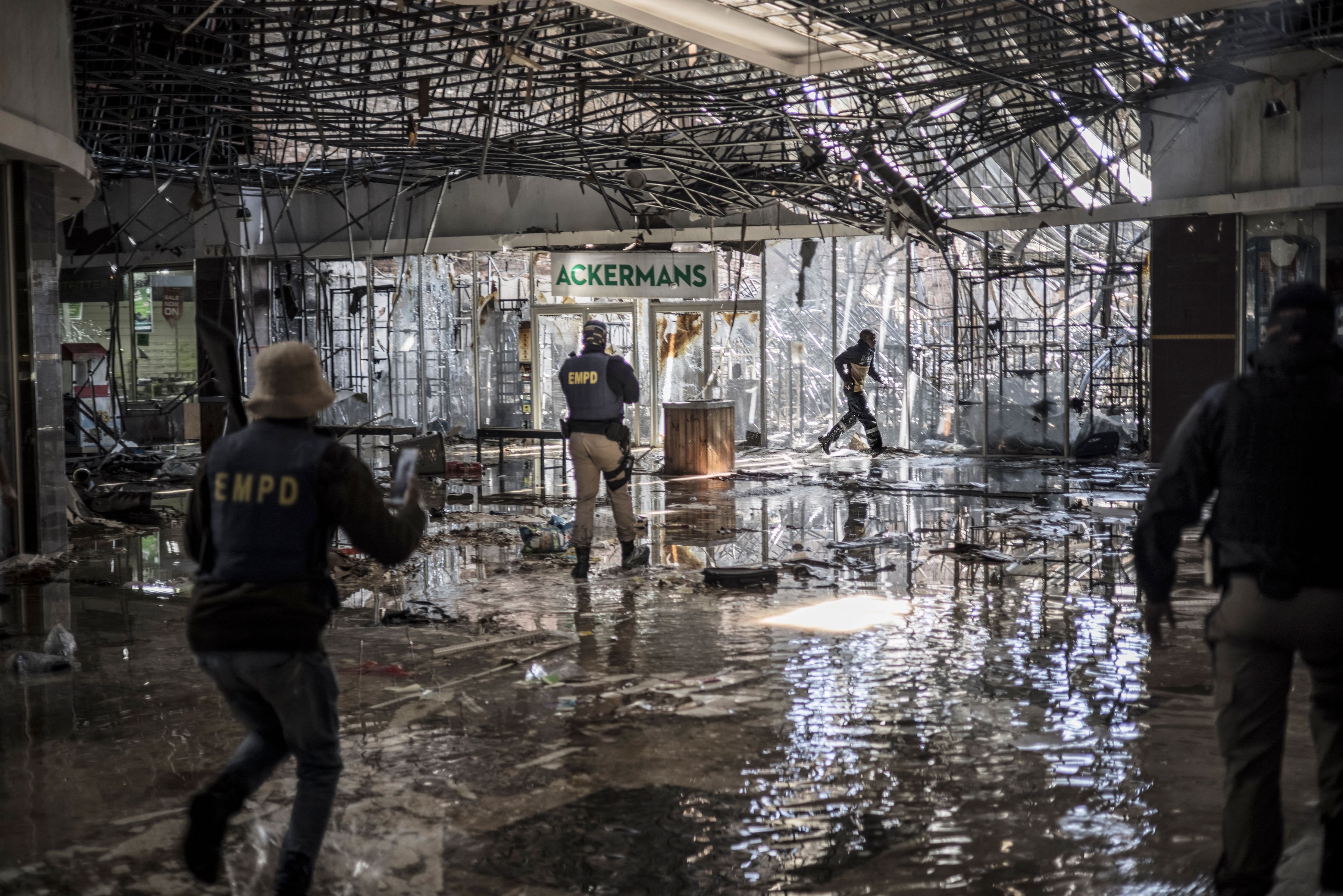 Centros comerciales y establecimientos quedaron totalmente destruidos tras las jornadas de caos.
