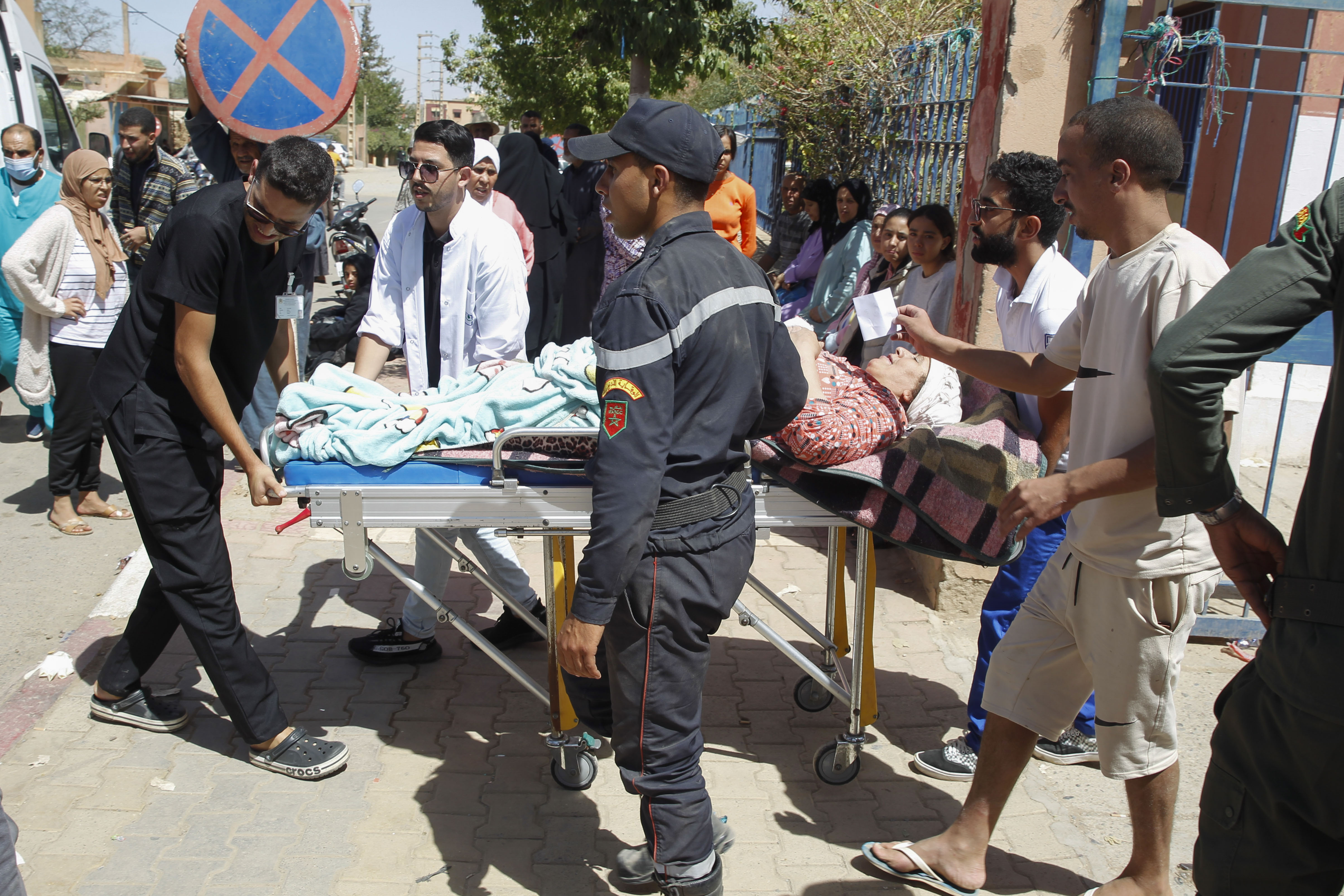 AMIZMIZ (MARRUECOS), 09/09/2023.- Efectivos sanitarios, vecinos y cuerpos de seguridad auxilian a la población de Amizmiz, situado a unos 30 kilómetros del epicentro del terremoto, en las faldas del Atlas. EFE/ María Traspaderne