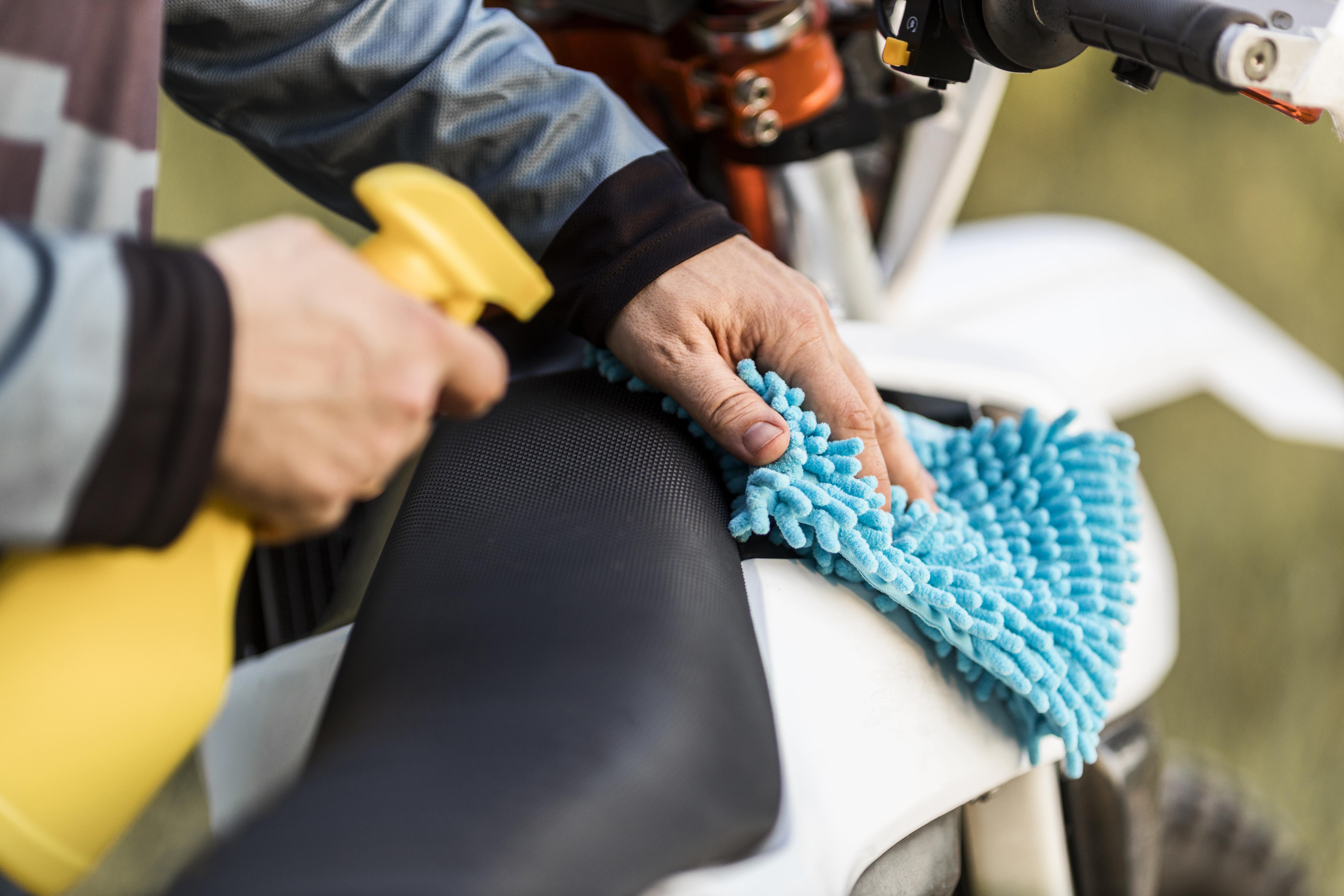 ¿Cómo lavar correctamente una moto en casa? Pasos para un mantenimiento seguro
