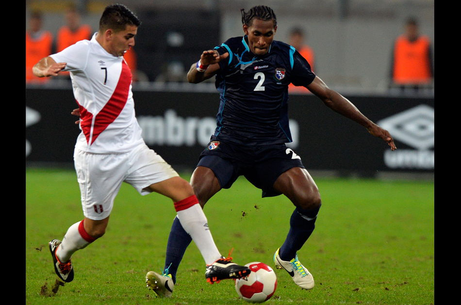 Perú goleó 3-0 a Panamá en el estadio Nacional de Lima