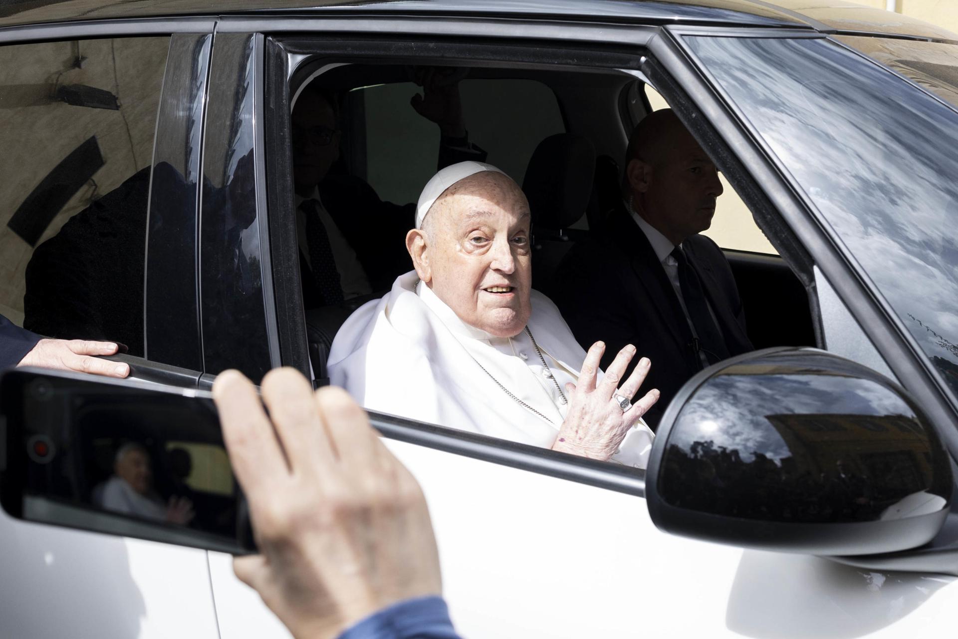 ROME (Italy), 17/04/2025.- Pope Francis leaves the Regina Coeli prison by car in Rome, Italy, 17 April 2025. The Pope was in the Roman prison on Maundy Thursday 2018. On that occasion he celebrated Mass in Coena Domini with the traditional rite of foot washing. (Papa, Italia, Roma) EFE/EPA/MASSIMO PERCOSSI
