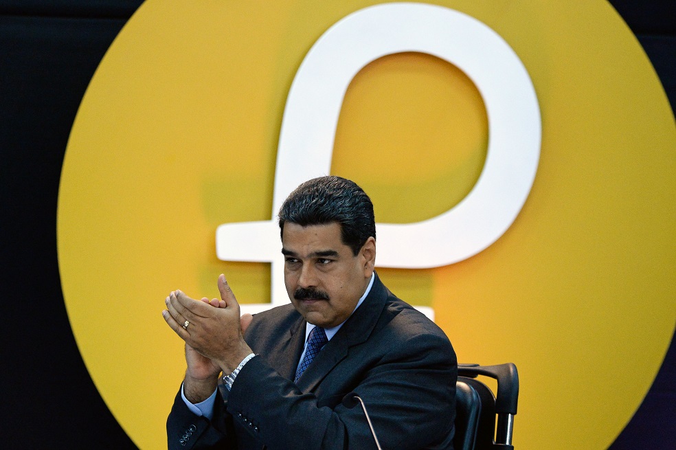 Trump prohíbe a los estadounidenses invertir en Petros venezolanos