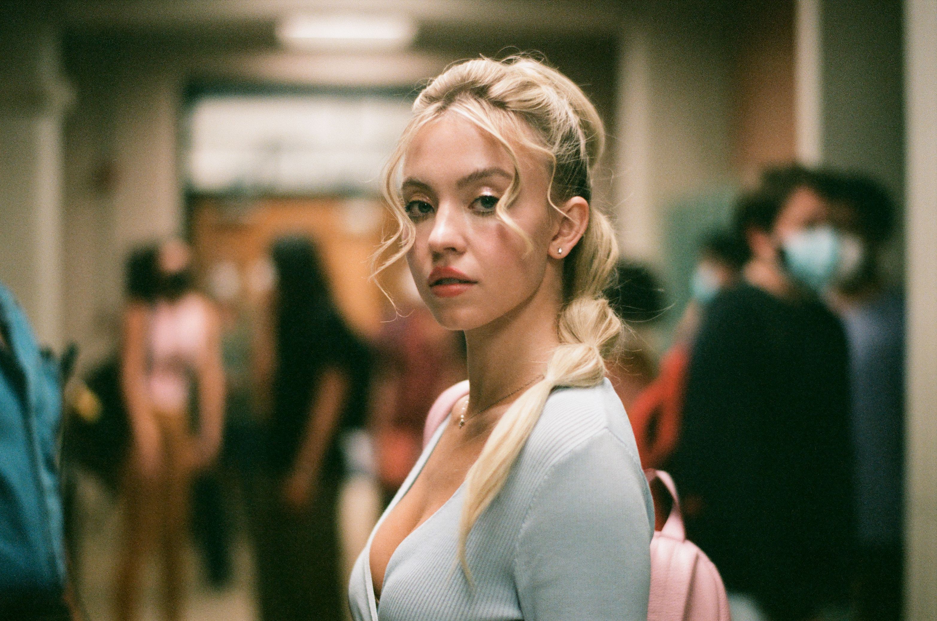 Al inicio de la segunda, Cassie inicia una aventura secreta con Nate Jacobs (Jacob Elordi), sin que su mejor amiga, Maddy (Alexa Demie), que es la ex del joven, lo sepa.