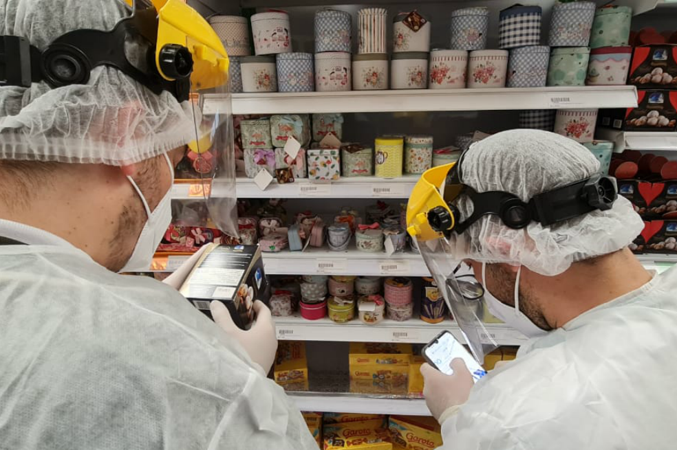 Decomisan más de 500 kilos de dulces y alimentos en mal estado en Bogotá