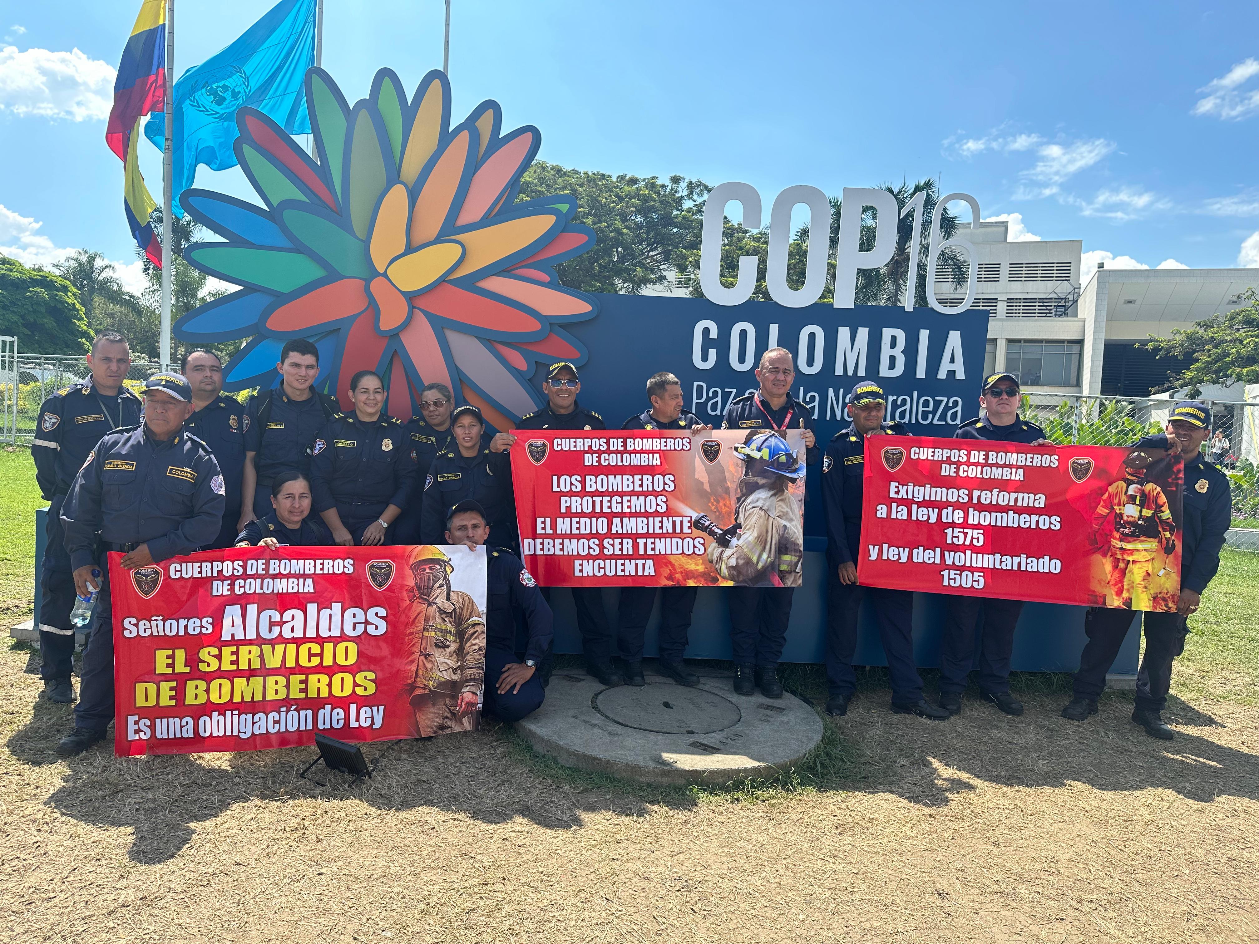 ¿Por qué protestaron los bomberos de la Orinoquia y Amazonía en la COP16 en Cali?