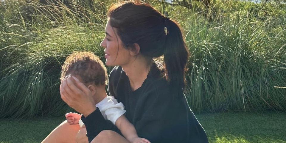 Kylie tuvo a su segundo hijo el 2 de febrero de este año, pero solo en octubre publicó algunas fotos suyas, pero ocultando su rostro.
