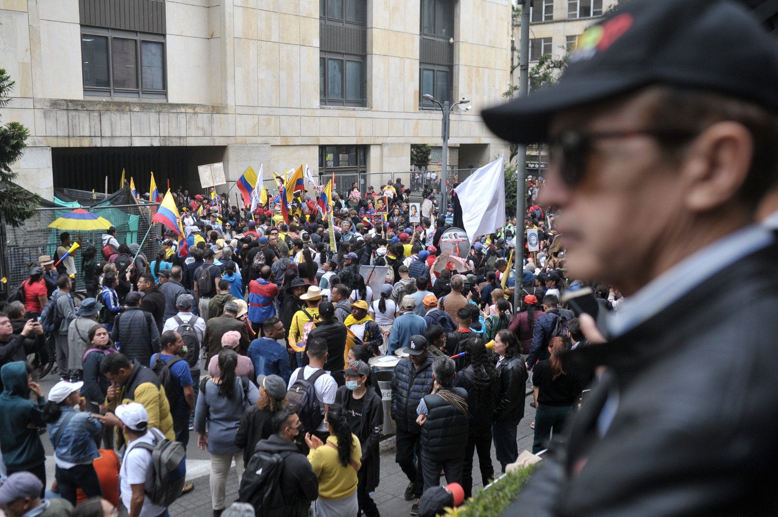 Sobre las 3 de la tarde, un grupo de más de 100 personas se aglutinó en la salida del Palacio de Justicia.