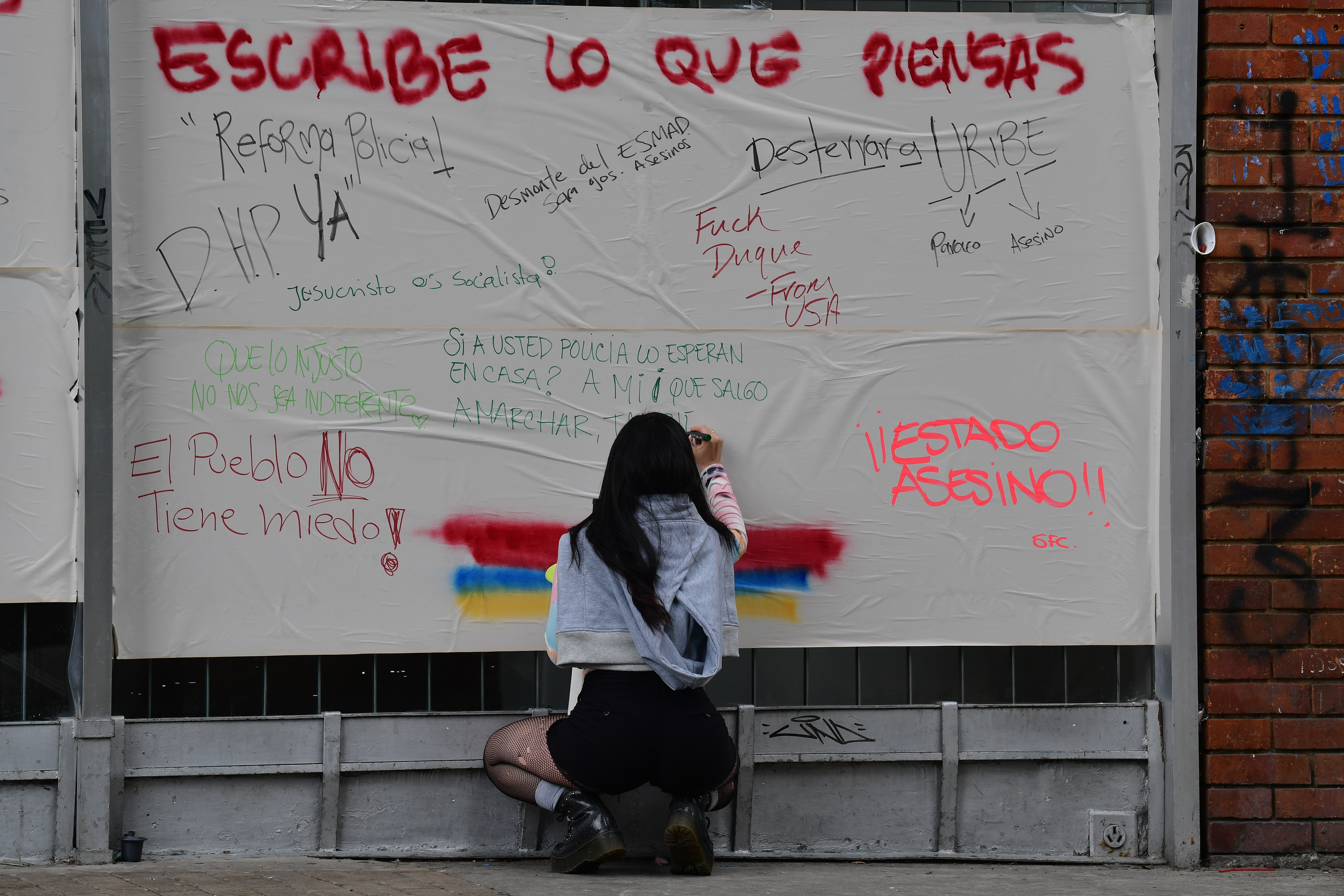 Marchas, protestas y disturbios en el centro de Bogotá, lo que genero enfrentamientos entre los manifestantes y el Esmad.