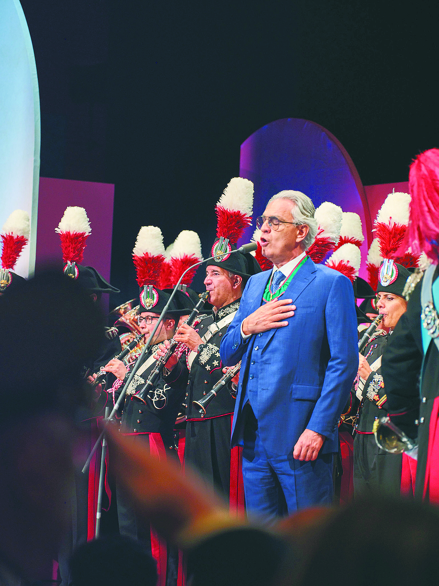 Andrea Bocelli cantó durante la inauguración de la 25.ª Cumbre Mundial del Turismo.
