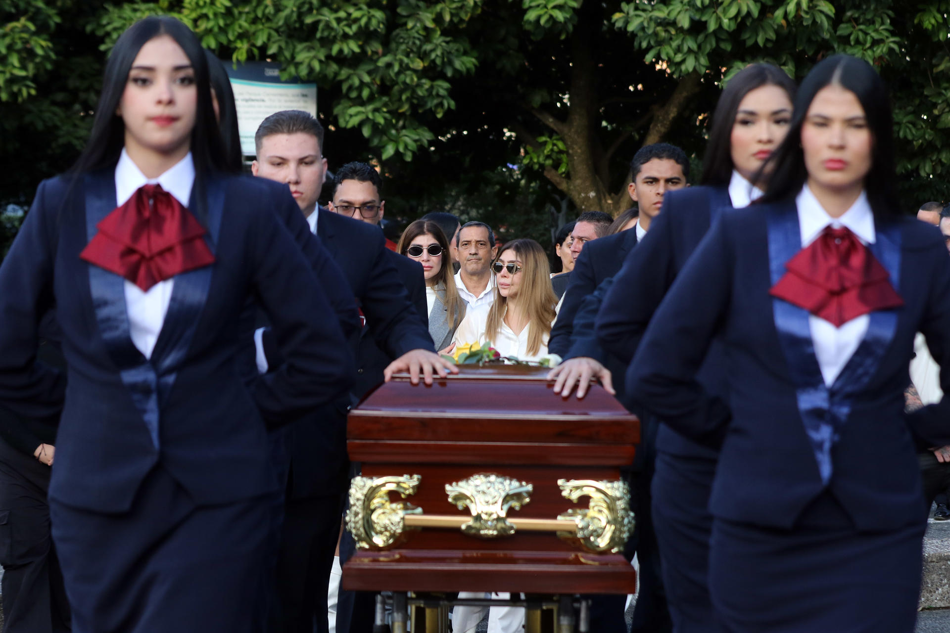 Así fue el funeral de B-King: con globos, palomas y mariachis despiden al artista