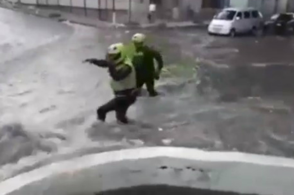 En video: dos policías fueron arrastrados por arroyo en Barranquilla