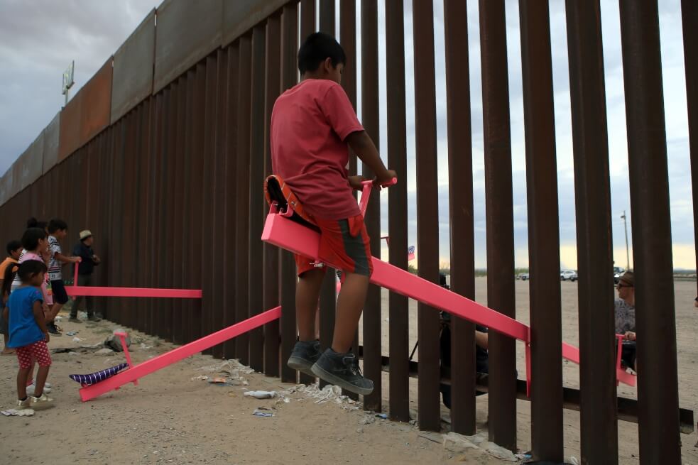 Los balancines que conectan a las familias en la frontera entre EE. UU. y México