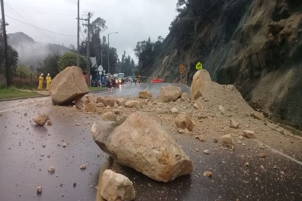 Bomberos de Cundinamarca atienden deslizamiento de rocas en vía a La Calera