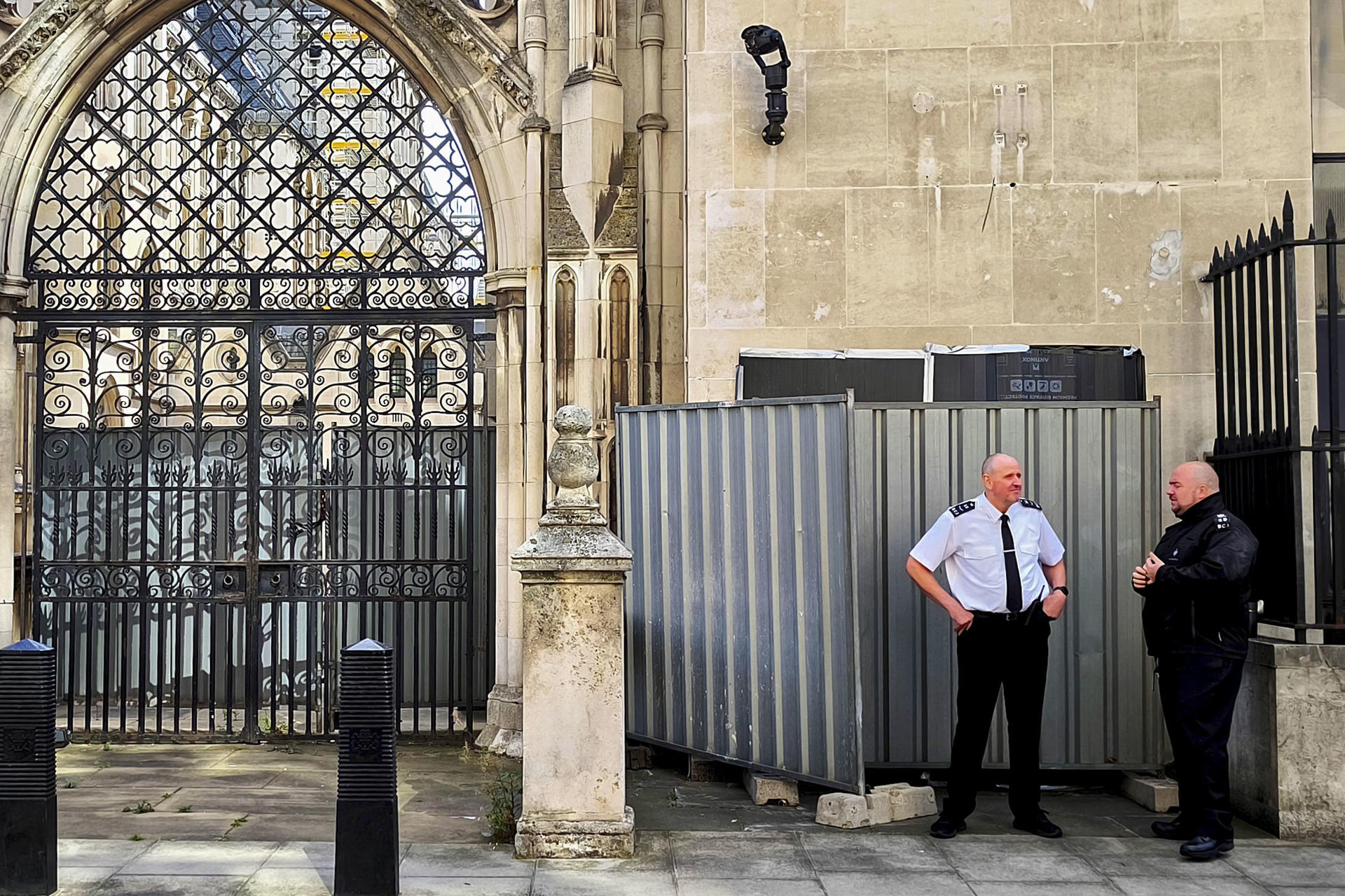 Mural de Banksy en el Tribunal Superior de Londres desata polémica y una denuncia por daño criminal