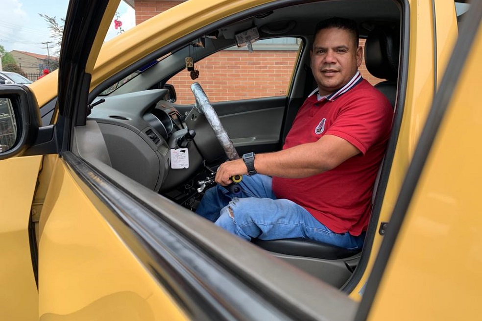Don Willington puede pasar de su silla de ruedas al asiento de su taxi sin problemas. Le bastan unos cuantos impulsos con sus brazos para completar la maniobra.Diego Ojeda“De mi familia recibí un apoyo total. Los amigos, de esos tantos que supuestamente Facebook dice que uno tiene, los pude contar con los dedos. Pero esos pocos eran los que venían a visitarme y me traían frutas y pañales”, recuerda.