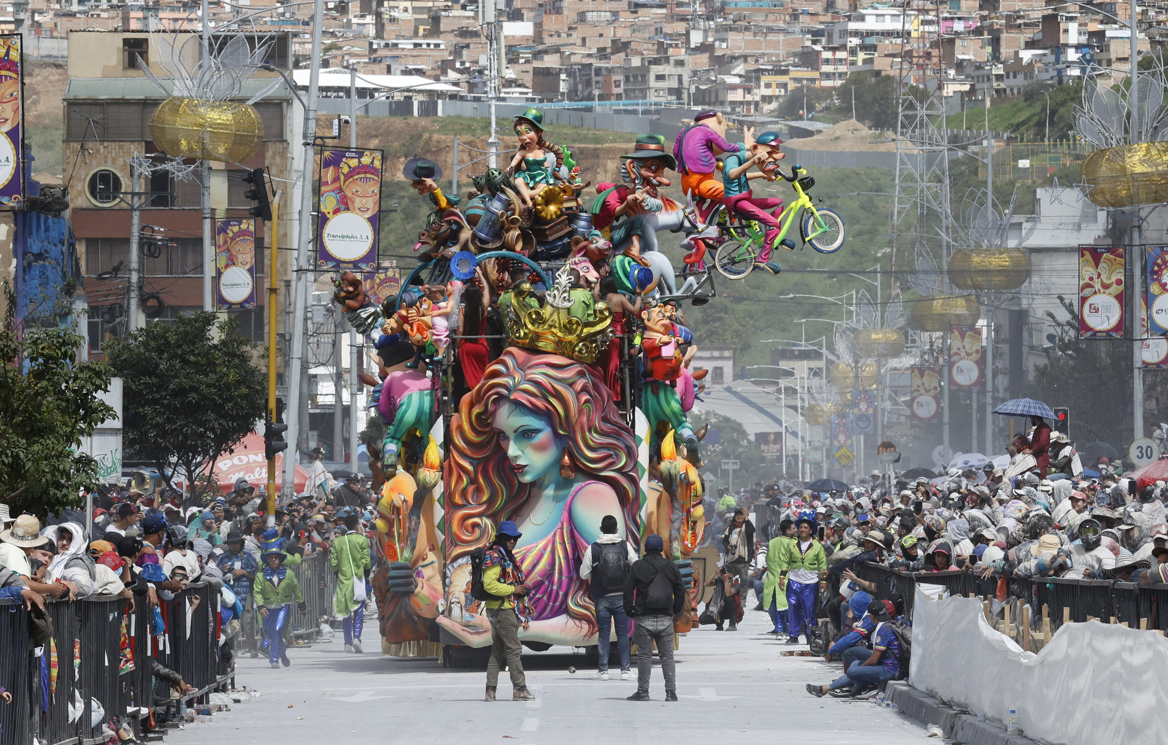 AME9033. PASTO (COLOMBIA), 06/01/2025.- Fotografía de una carroza durante el Desfile Magno en el marco del Carnaval de Negros y Blancos, este lunes en Pasto (Colombia). El Desfile Magno de carrozas se tomó las principales calles en el cierre del Carnaval de Negros y Blancos, proclamado por la Unesco en 2009 como Obra Maestra del Patrimonio Cultural Inmaterial de la Humanidad. EFE/ Mauricio Dueñas Castañeda
