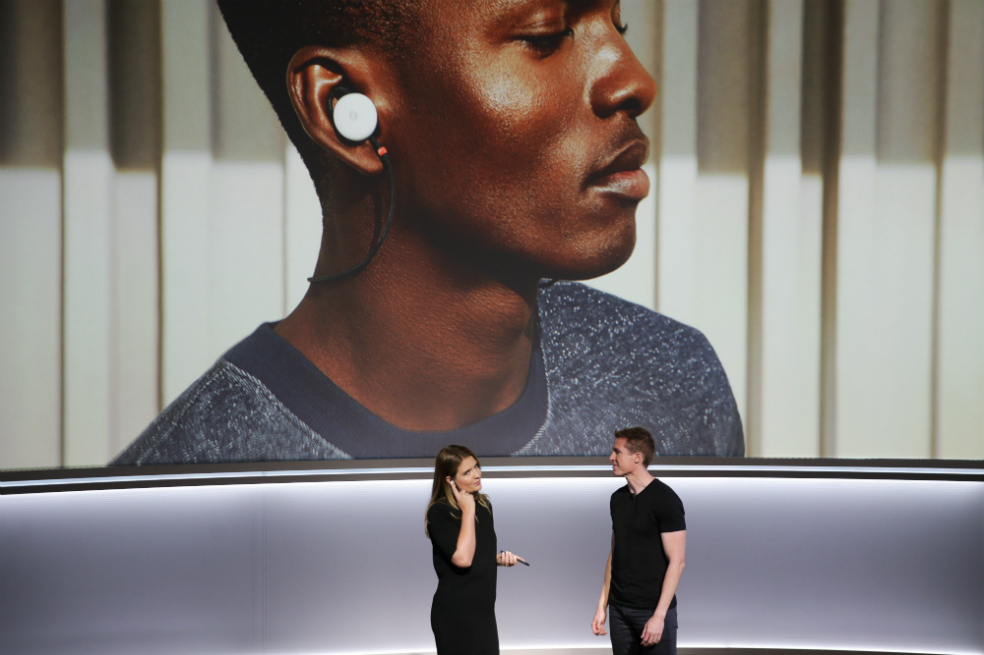 Google lanza auriculares que traducen conversaciones en tiempo real